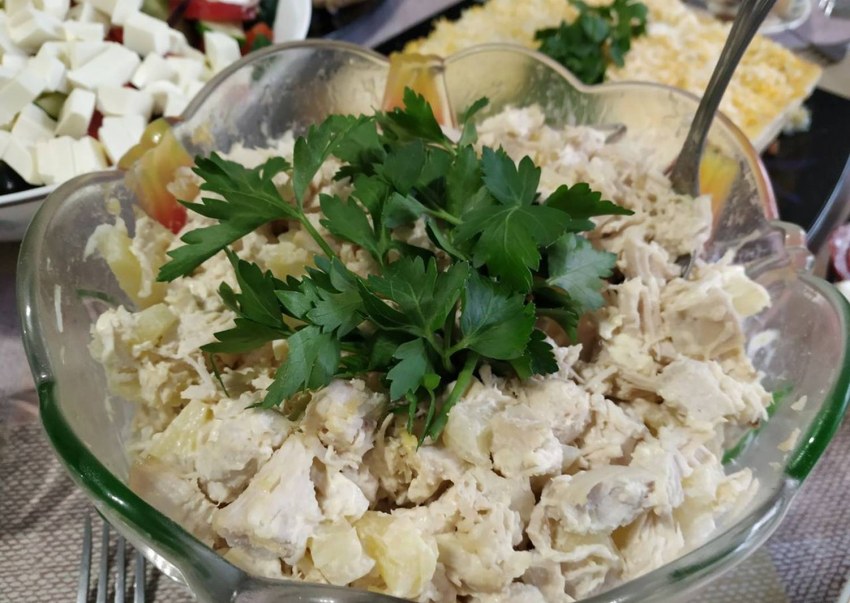Салат нежность с курицей и ананасами