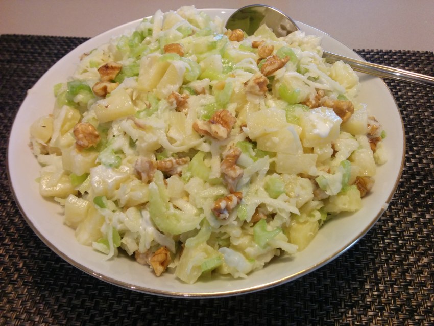 Салат с сельдереем и яблоком и сыром
