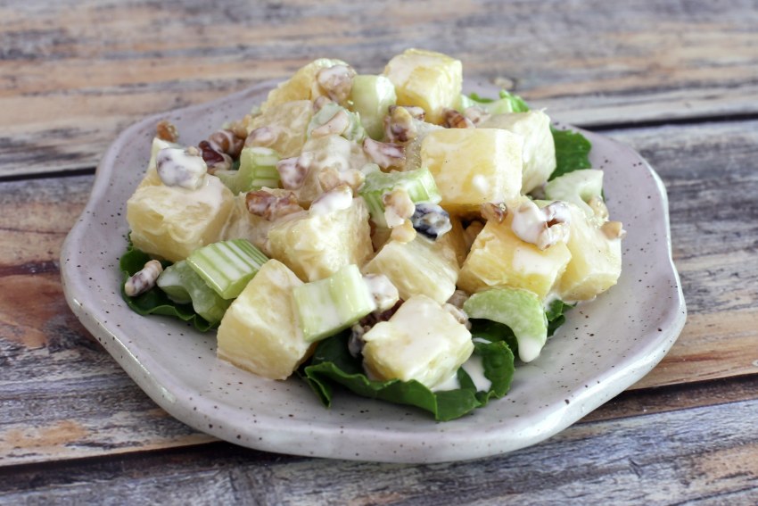 Салат с сельдереем стеблевым и курицей ананасом и