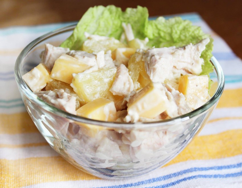 Салат с грудкой и ананасами