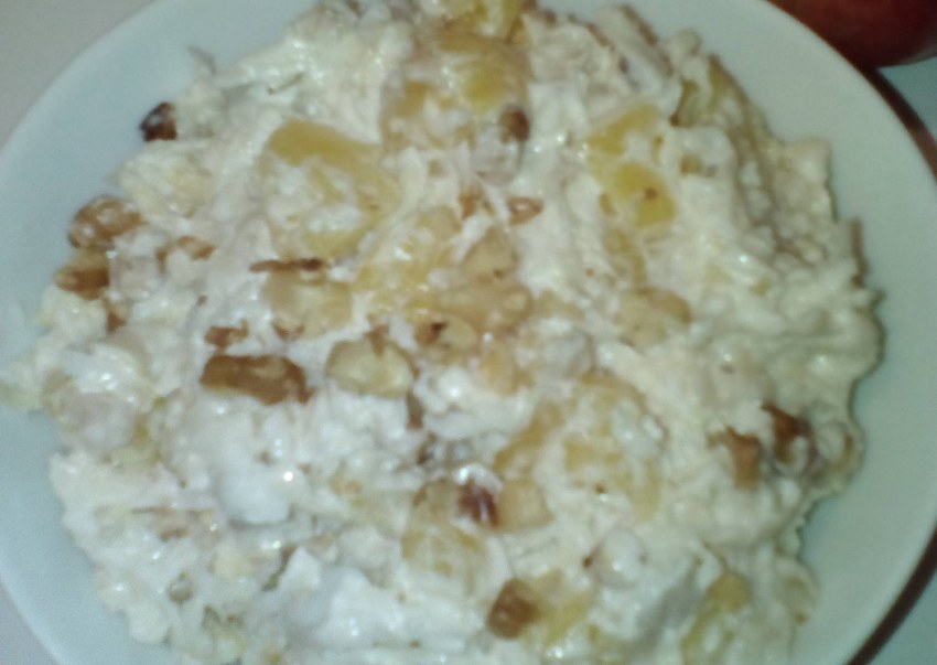 Салат с сельдереем и куриной грудкой и ананасами