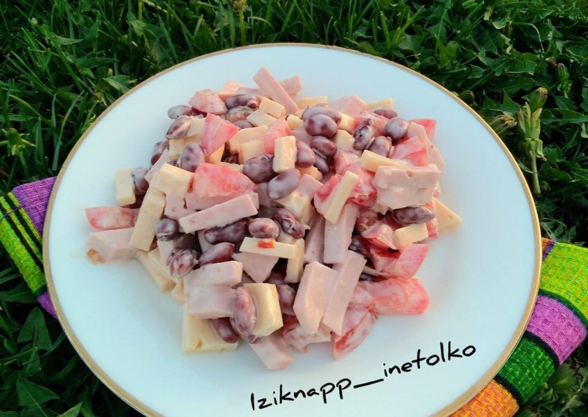 Салат с морковью по-корейски и копченой колбасой