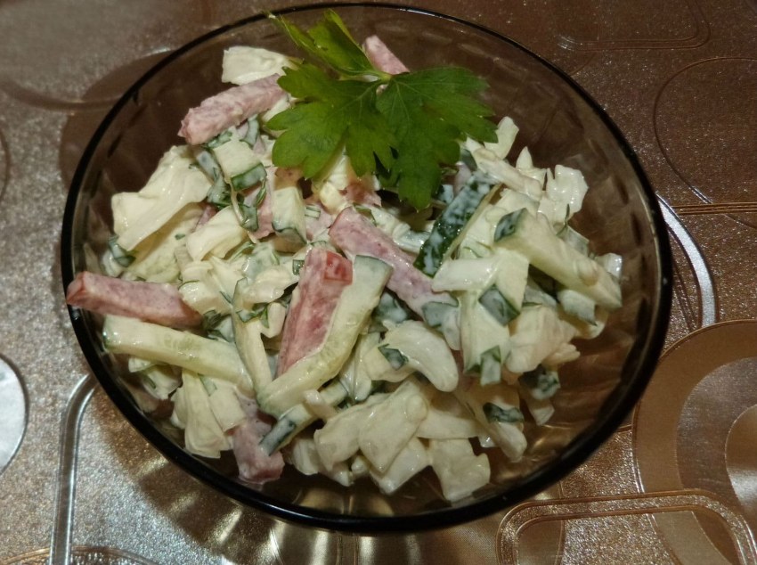 Салат с колбасой и помидорами