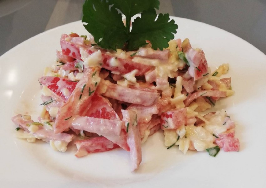 Салат с копченым сыром