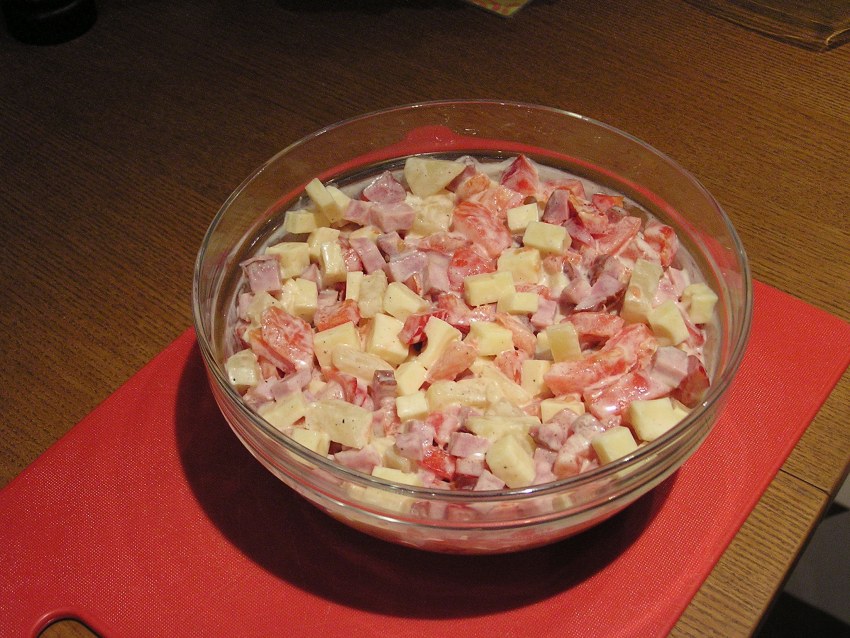 Салат с копчеными колбасками