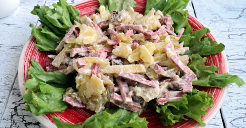 Салат с копченой колбасой