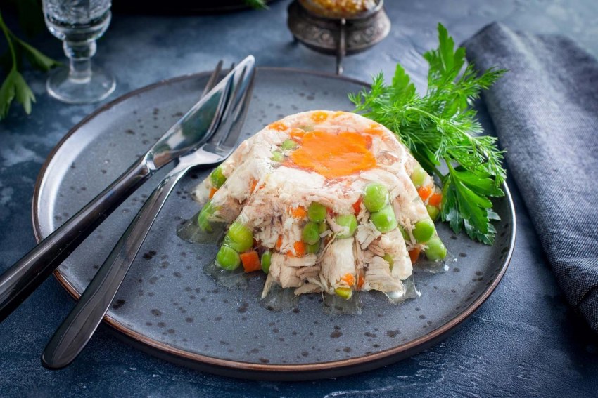 Рыба заливная порционными кусками