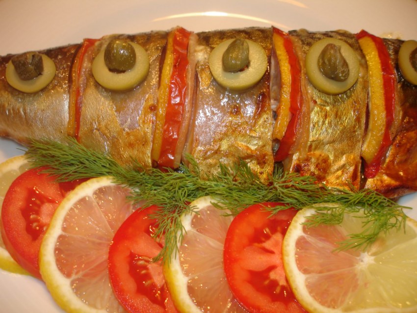 Скумбрия запеченная фаршированная морковью и луком