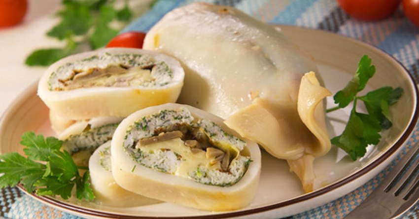 Кальмар, фаршированный омлетом и грибами