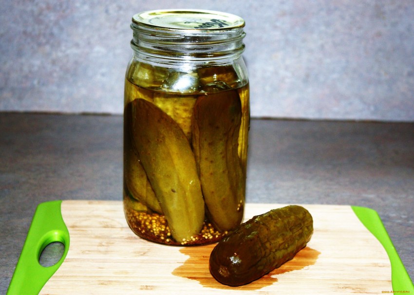 Маринованные огурцы на столе