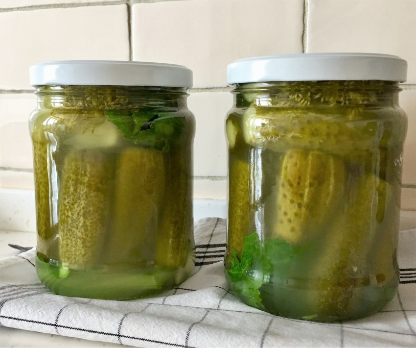 Кусочки соленого огурчика