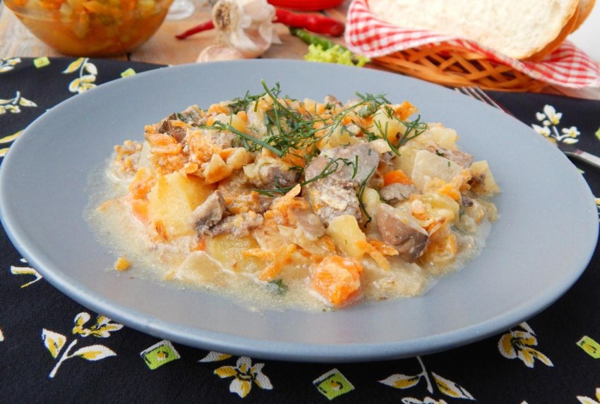 Печень тушеная в сметане с луком и морковью