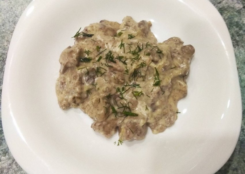 Печень куриная тушеная с луком и морковью
