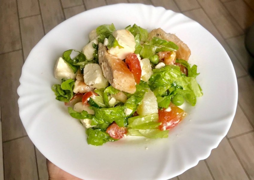 Салат с авокадо, курицей и брынзой