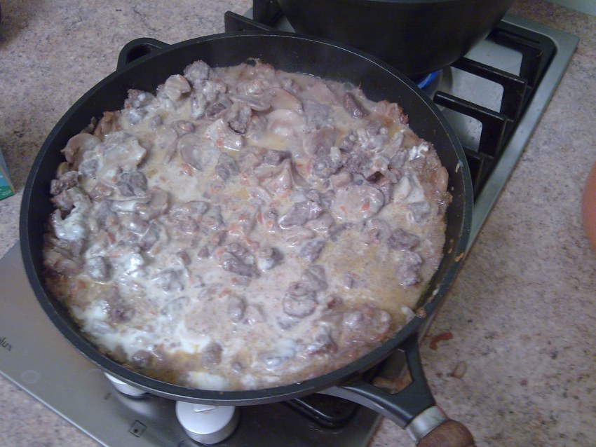 Мясо в сметане на сковороде