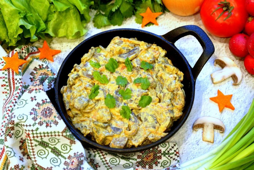 Печень по-строгановски с грибами