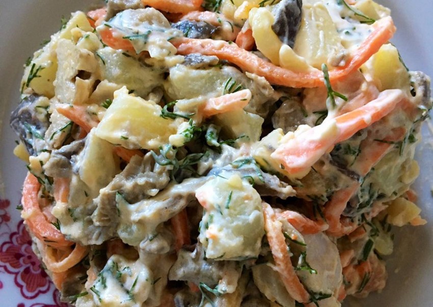 Салат из копчёной курицы с корейской морковкой и огурцом