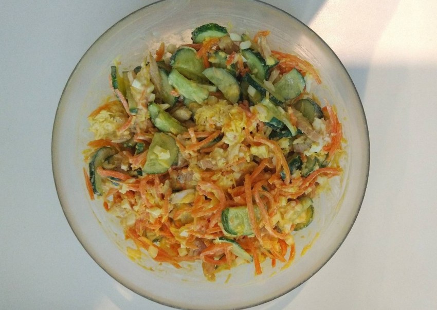 Салат из копчёной курицы с корейской морковкой и огурцом