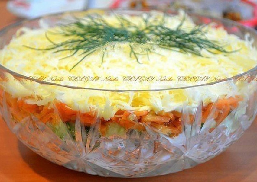 Салат из копчёной курицы с корейской морковкой и огурцом