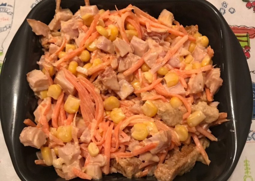 Салат с копчёной курицей и корейской морковью и кукурузой