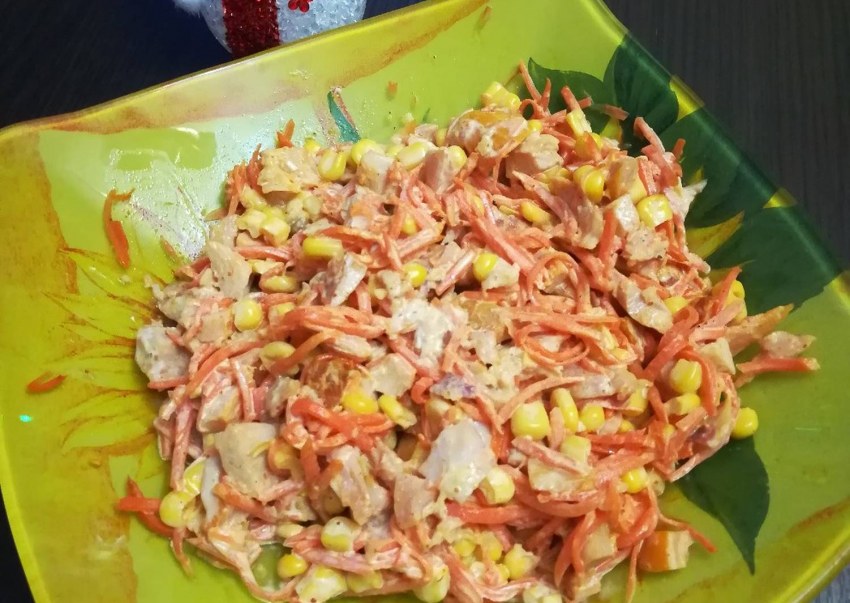 Салат из копчёной курицы с корейской морковкой и грибами