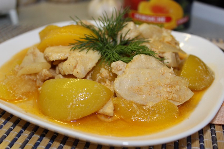Куриное филе с персиками