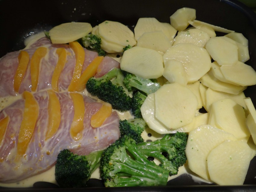 Куриное филе с персиками в духовке