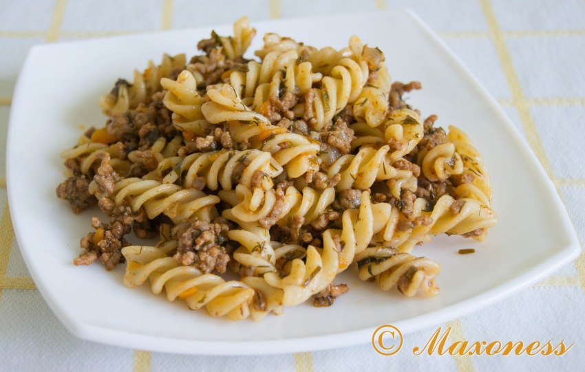 Макароны по-флотски с фаршем на сковороде