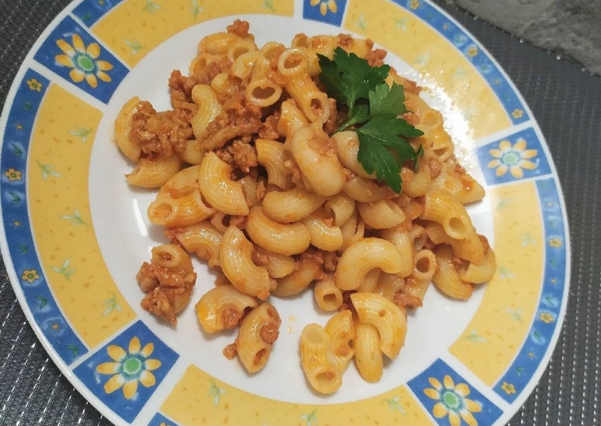 Макароны по-флотски с тушенкой на сковороде