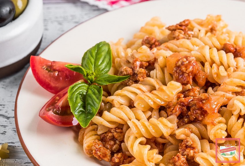 Макароны с мясом и овощами на сковороде