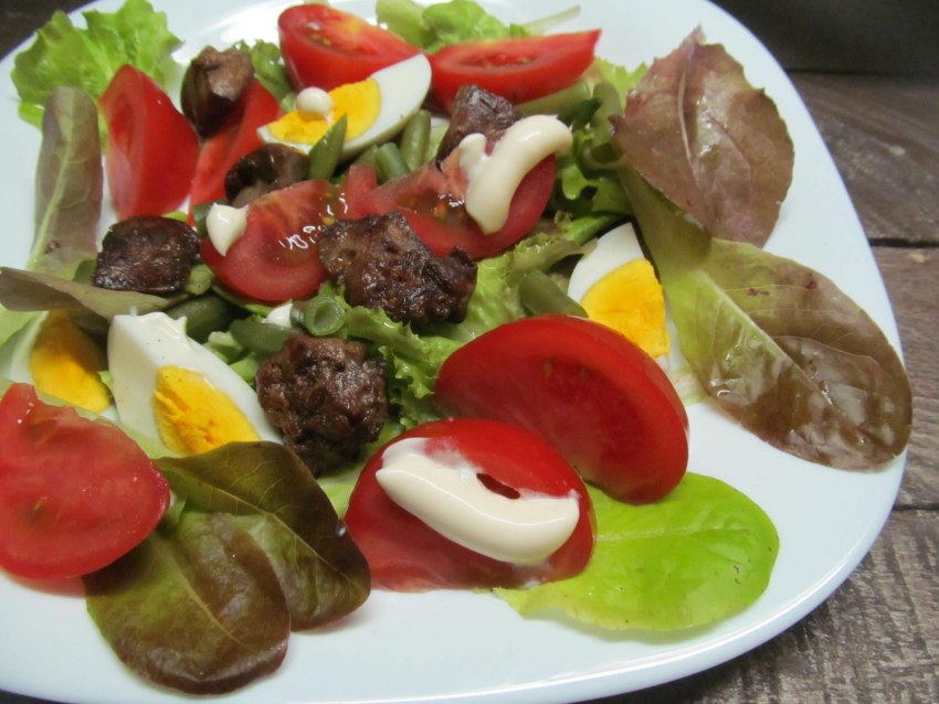 Салат с куриной печенью со свеклой и грецким орехом