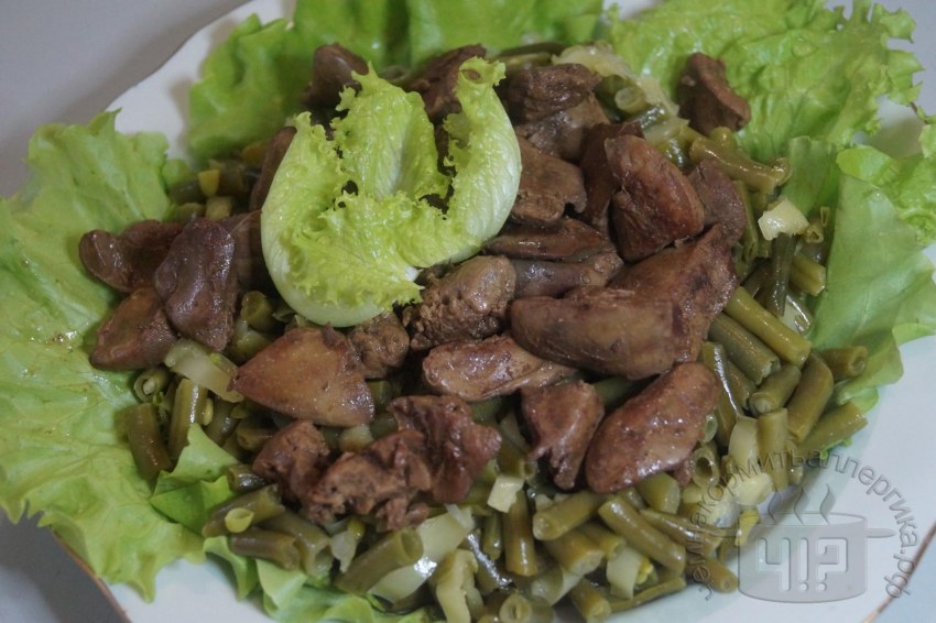 Салат Обжорка с куриной печенью и фасолью