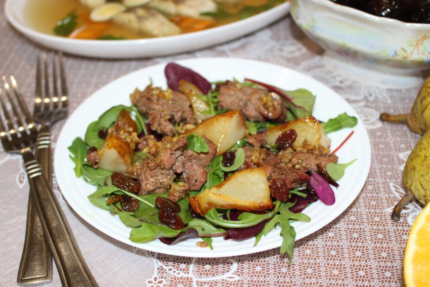 Салат с карамелизированными яблоками и куриной печенью яблоки