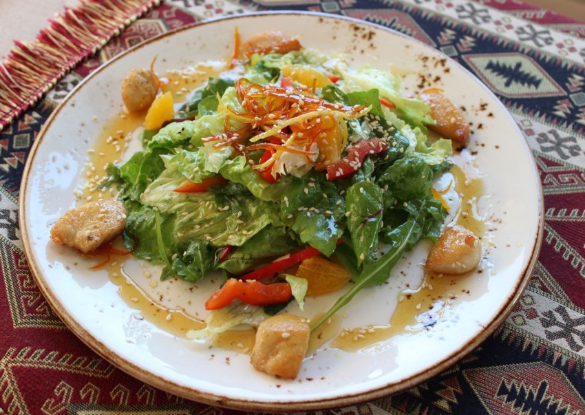 Карамелизированный лук половинками