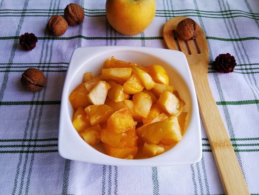 Печеные яблоки и куриная грудка