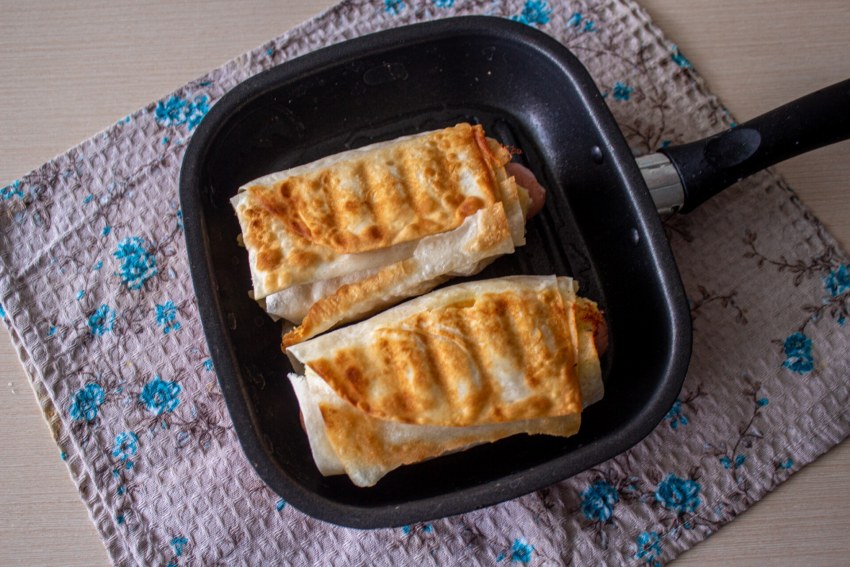 Сосиски в лаваше с сыром в духовке