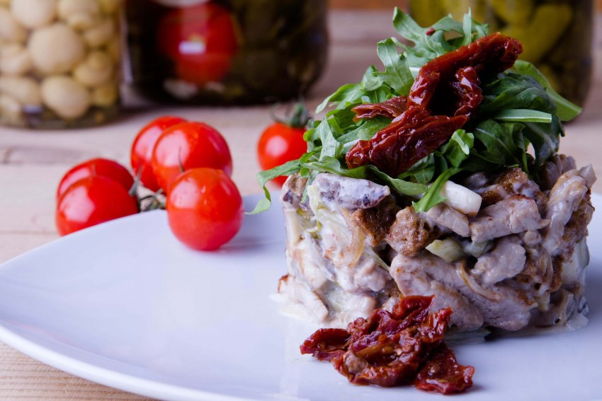 Салат с шампиньонами и сыром
