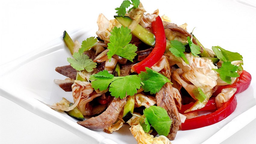 Салат с языком и маринованными огурцами