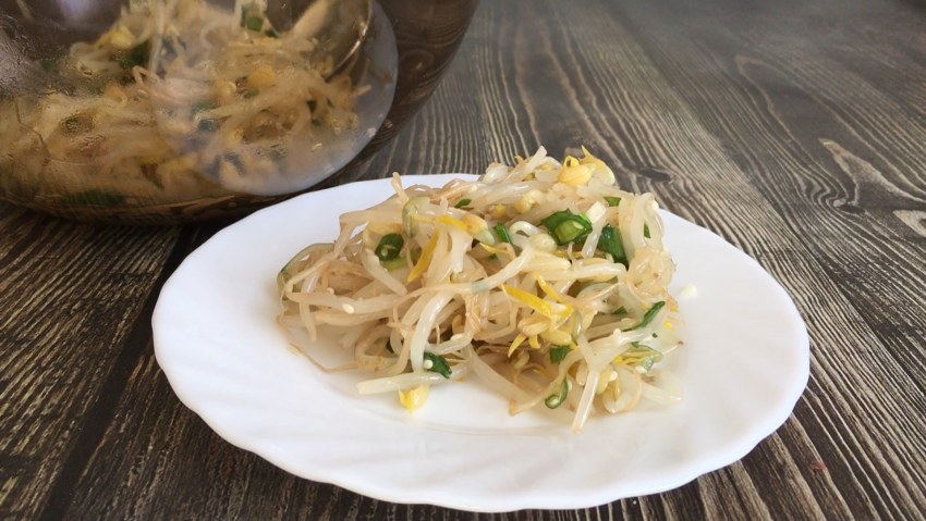 Салат с ростками сои