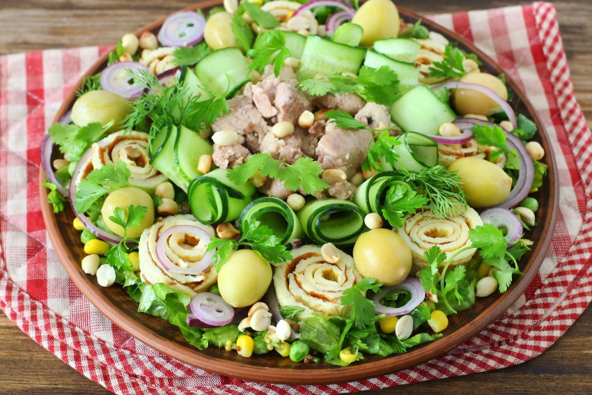 Салат с треской и овощами