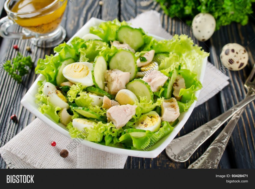Салат с печенью трески и огурцом