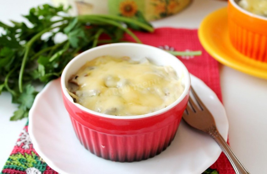 Жульен с курицей и грибами с майонезом