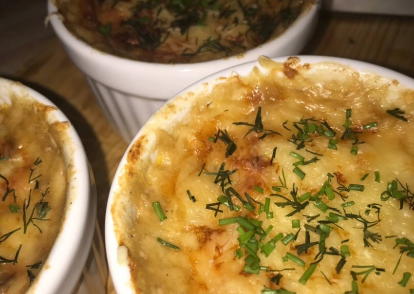 Жульен с курицей и грибами в кокотницах