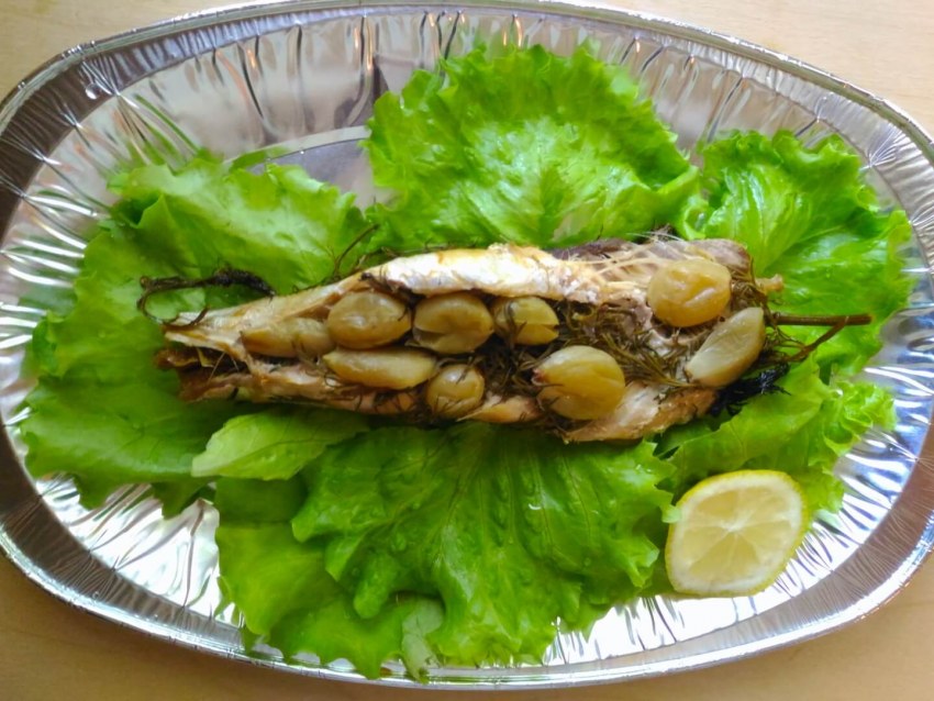 Живые куски рыбы