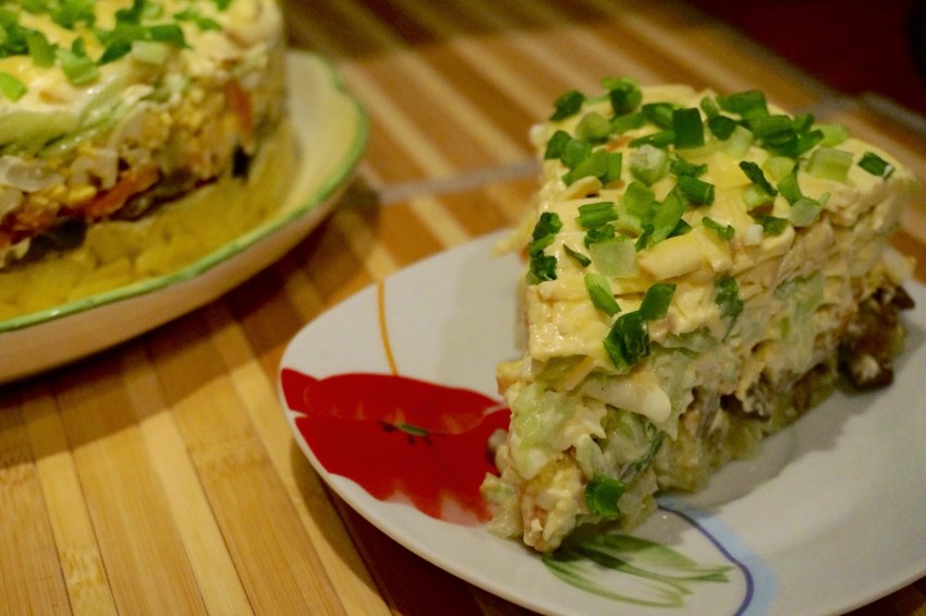 Салат с курицей и грибами слоями