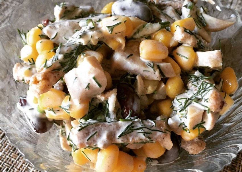 Салат с жареными грибами и курицей