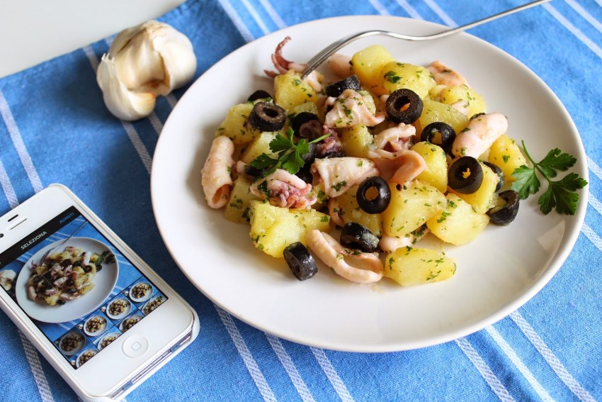 Салат картофельный с кальмарами