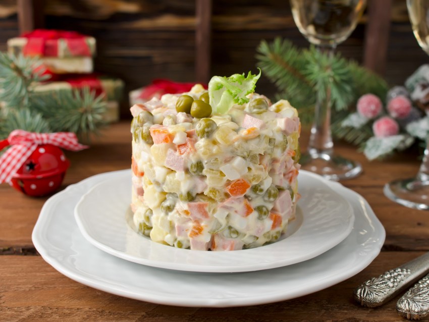 Салат из кальмаров с оливками