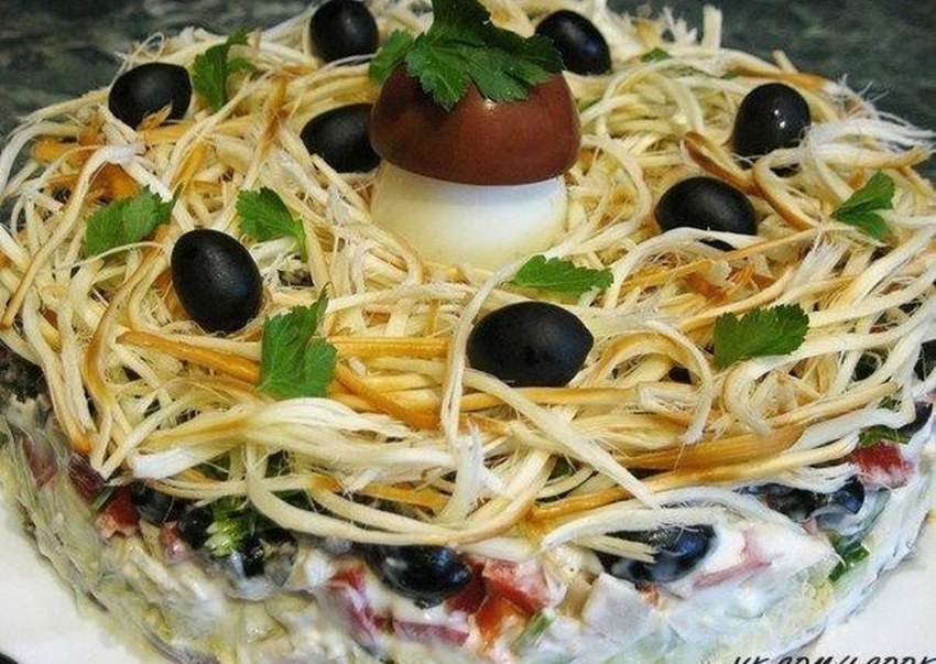 Украшение салата с сыром и оливками