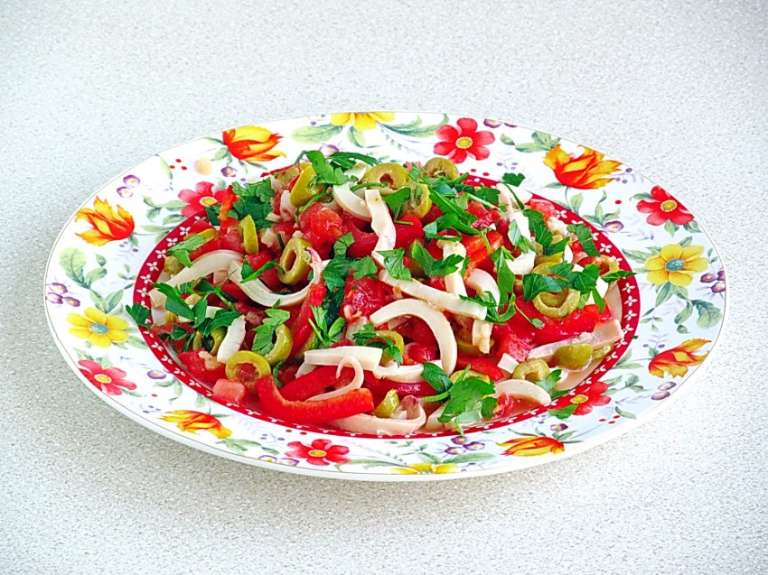 Салат с кальмарами и фасолью